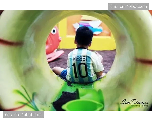 暖心一幕：海登海姆小球迷冲入场内获偶像拥抱后被安全带离