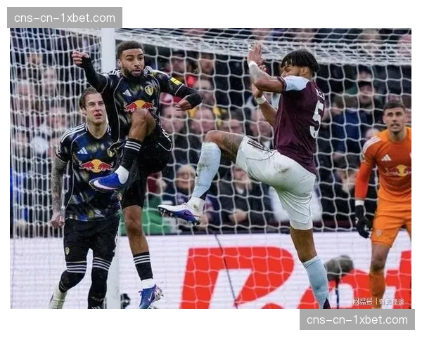 特写:斯特拉斯堡球员在对方禁区争顶角球时被判犯规后的沮丧 特写:斯特拉斯堡球员在对方禁区争顶角球时被判犯规后的沮丧