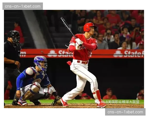 特写：红袜队传奇球星“老爹”大卫·奥尔蒂斯重返芬威球场，为2013年冠军旗帜揭幕